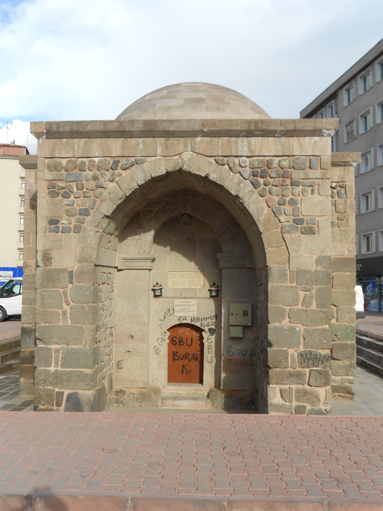 Ulu Hatun Türbesi