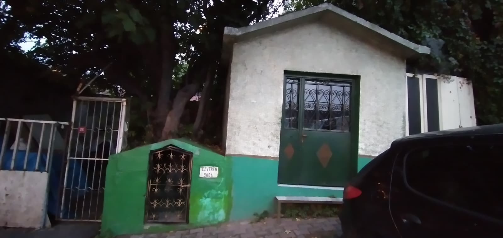Tezveren Baba Türbesi