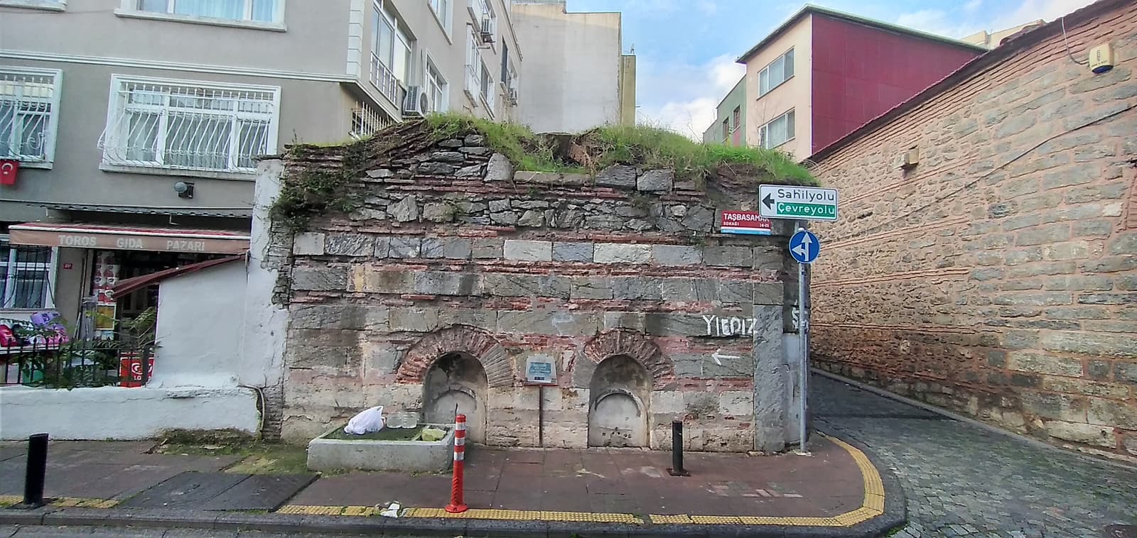 Taş Basamak Sokaktaki Çeşme