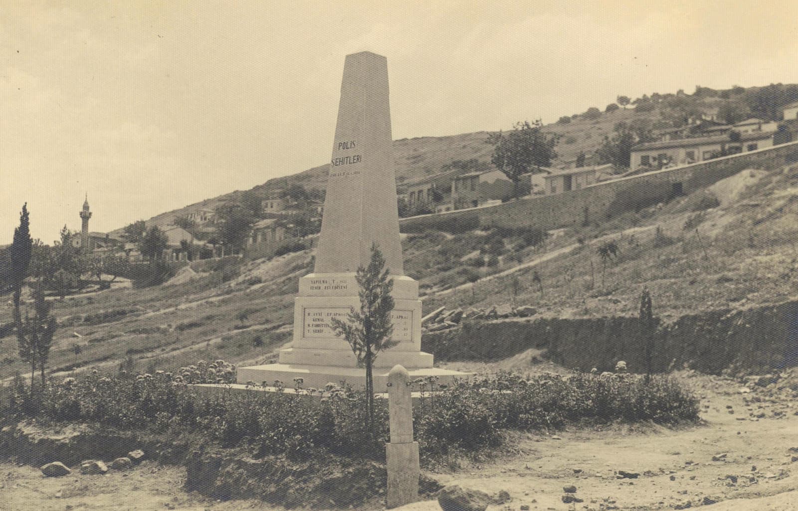Polis Şehitleri Anıtı, Konak