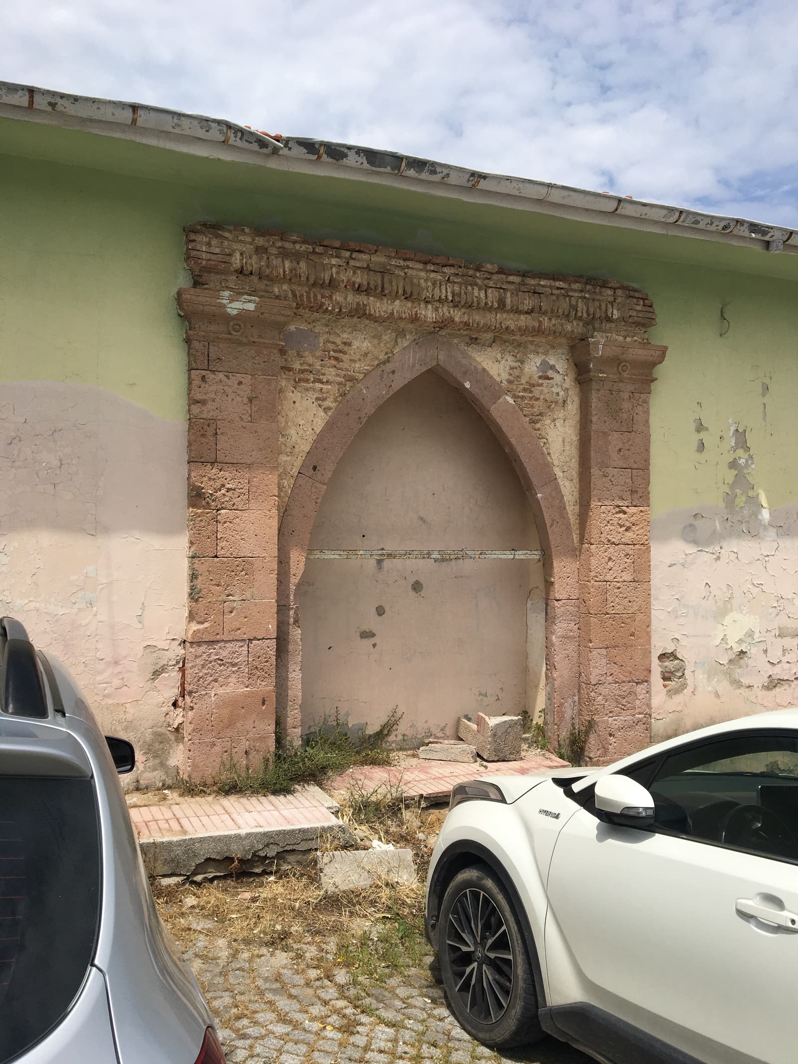 Ayvalık Eski Rum Hastanesi Kapısı
