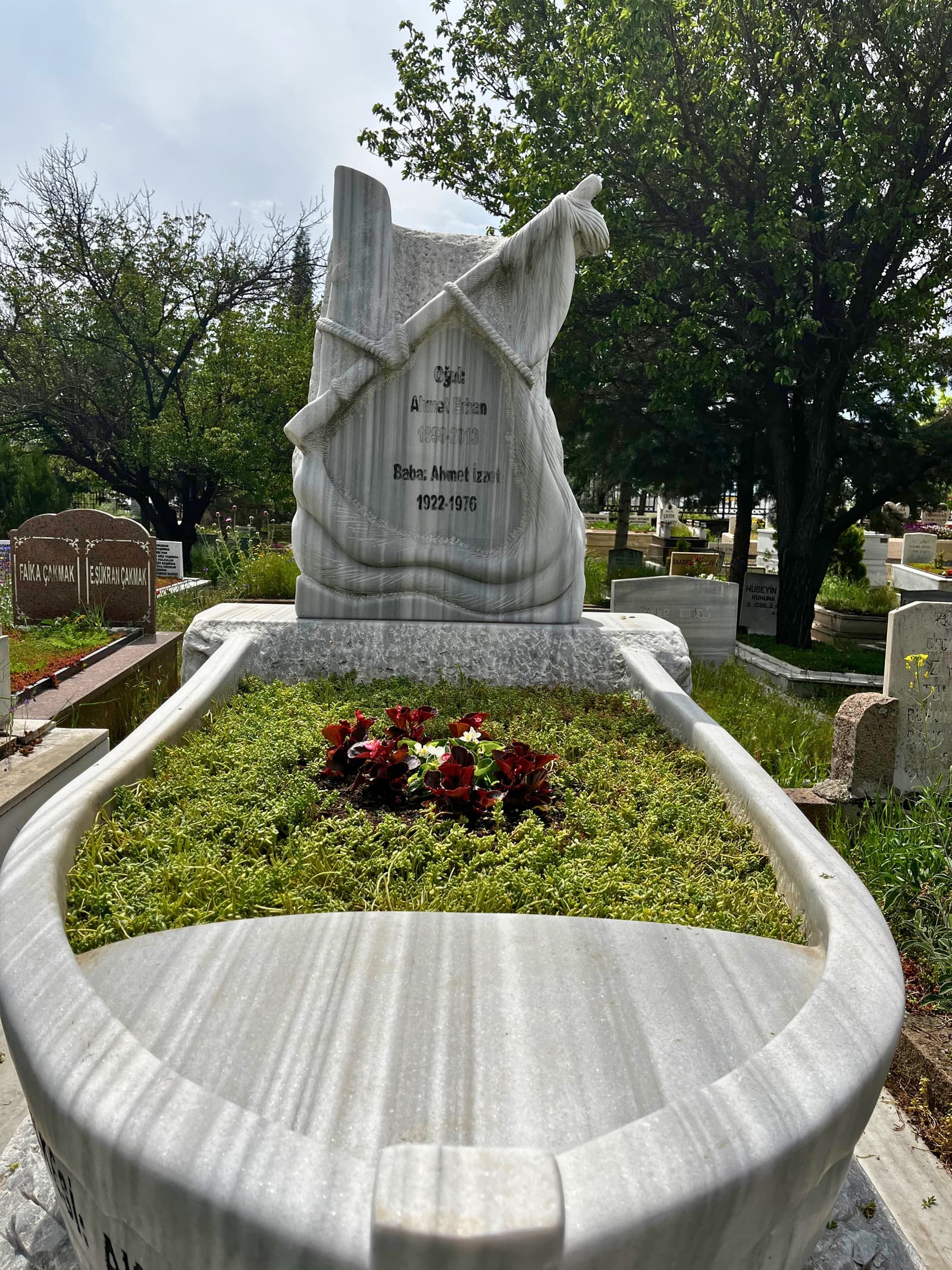 Ahmet Erhan'ın mezarı
