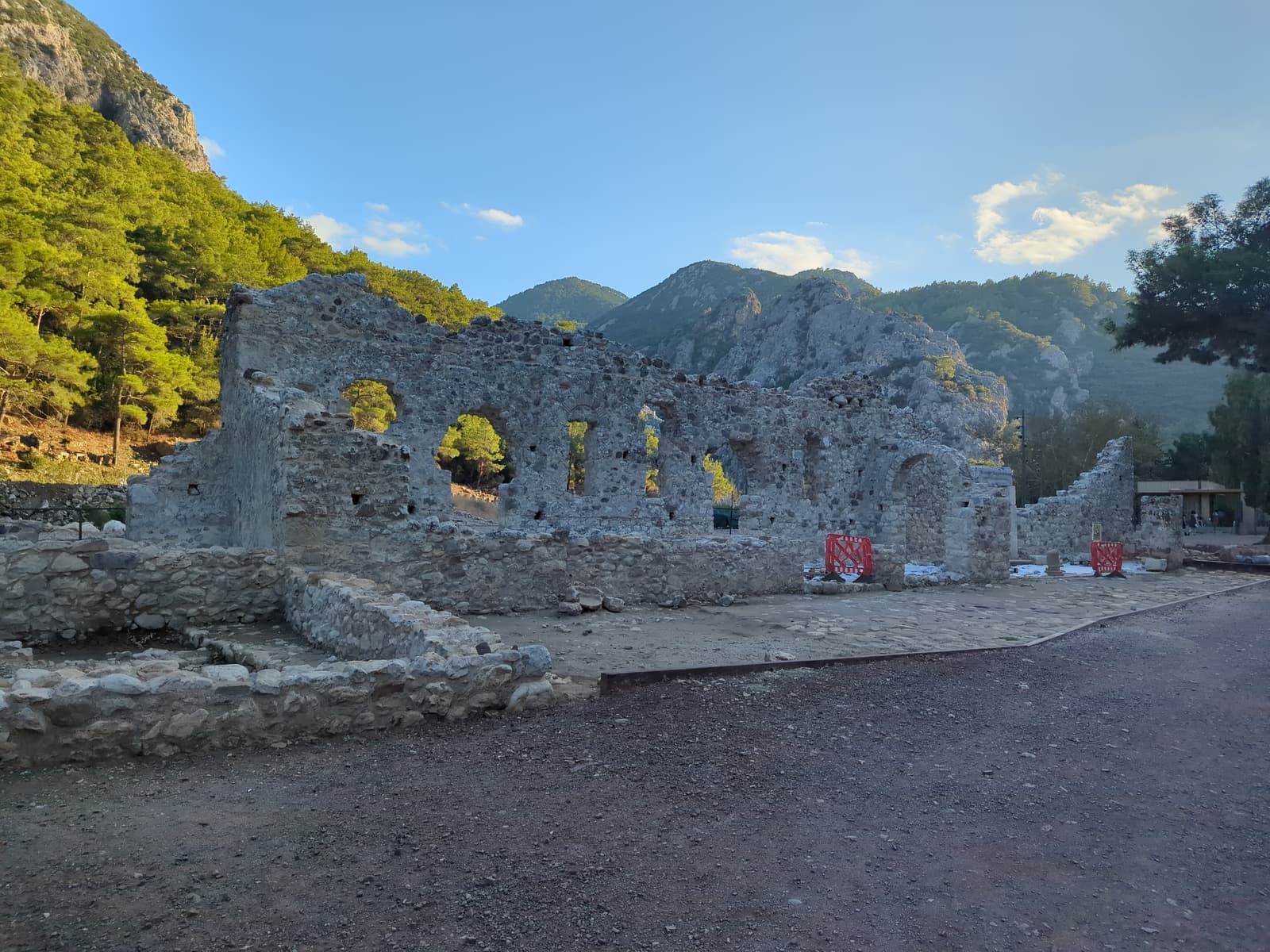 Olympos Giriş Yapıları
