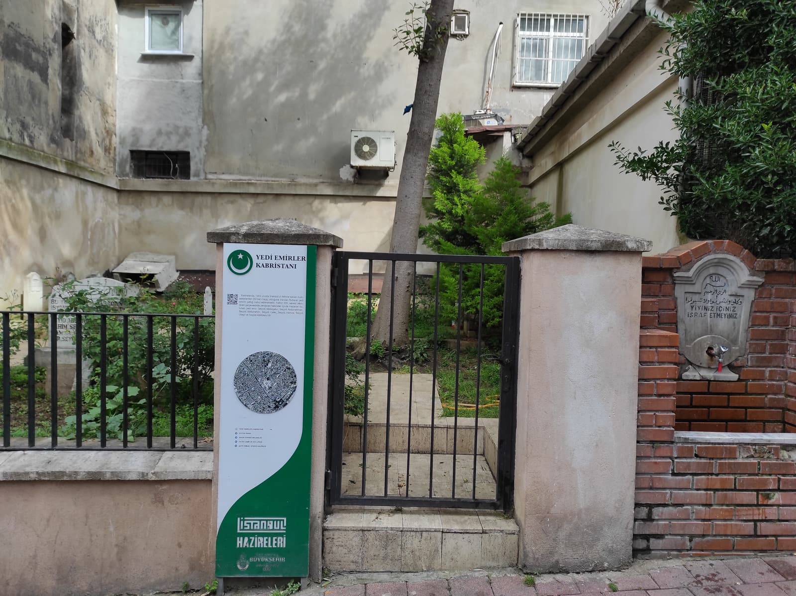 Yedi Emirler Kabristanı