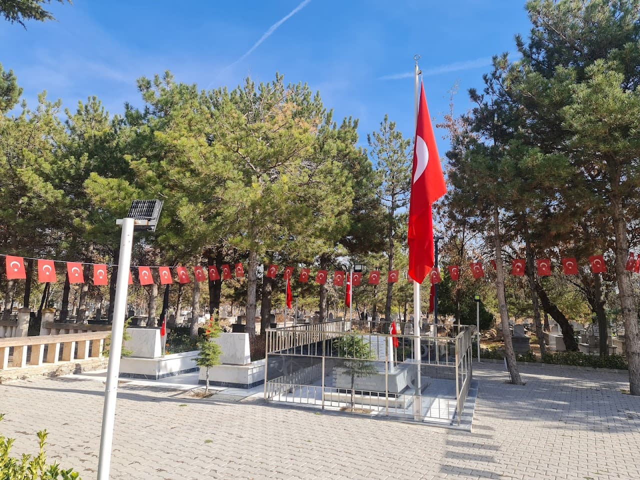 Şehit P.ASB.KD.BÇVŞ Ömer Halisdemir Şehitliği