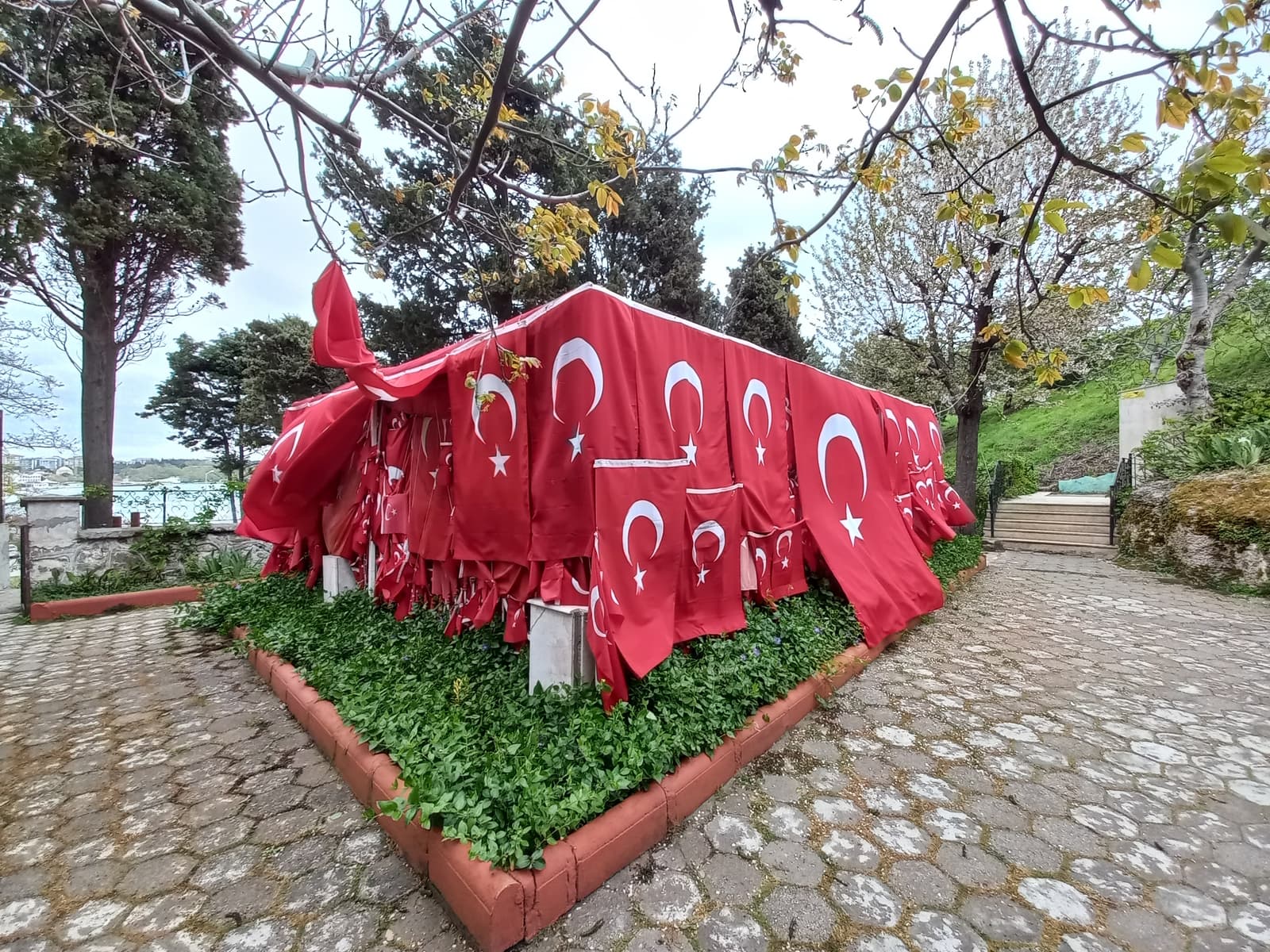 Bayraklı Baba Türbesi
