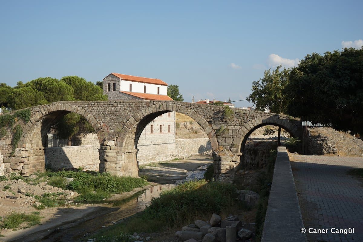 Üç Kemer Köprüsü