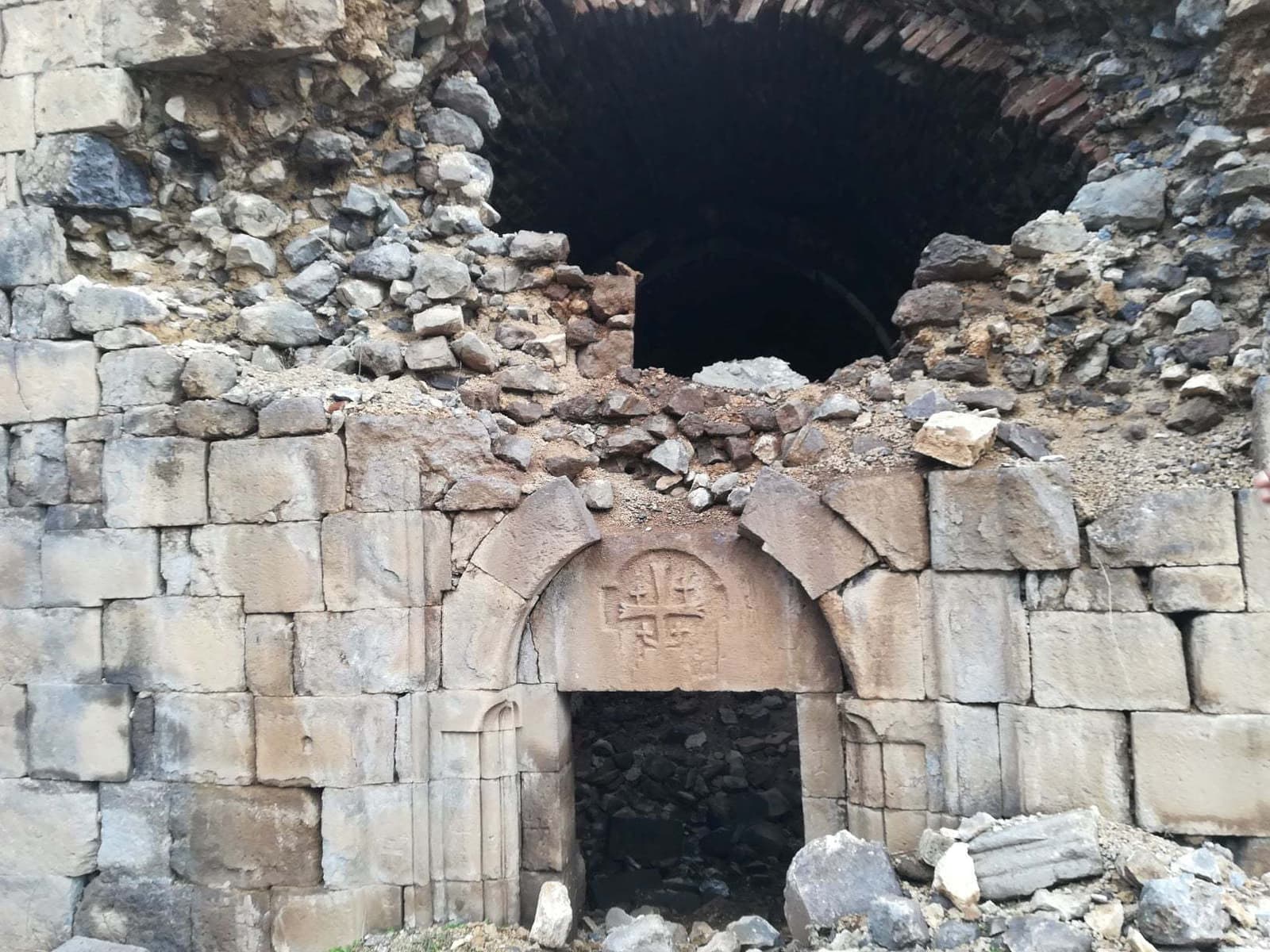 Kiğı Topraklı Köyü Manastırı