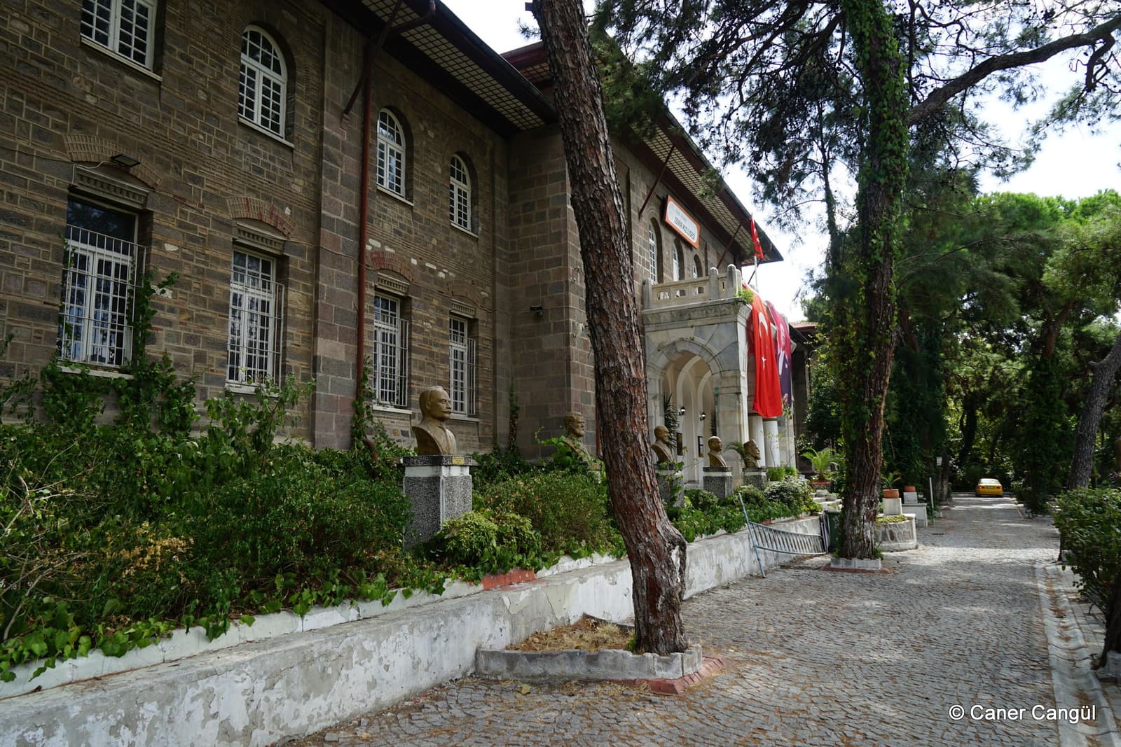 İzmir Kız Lisesi