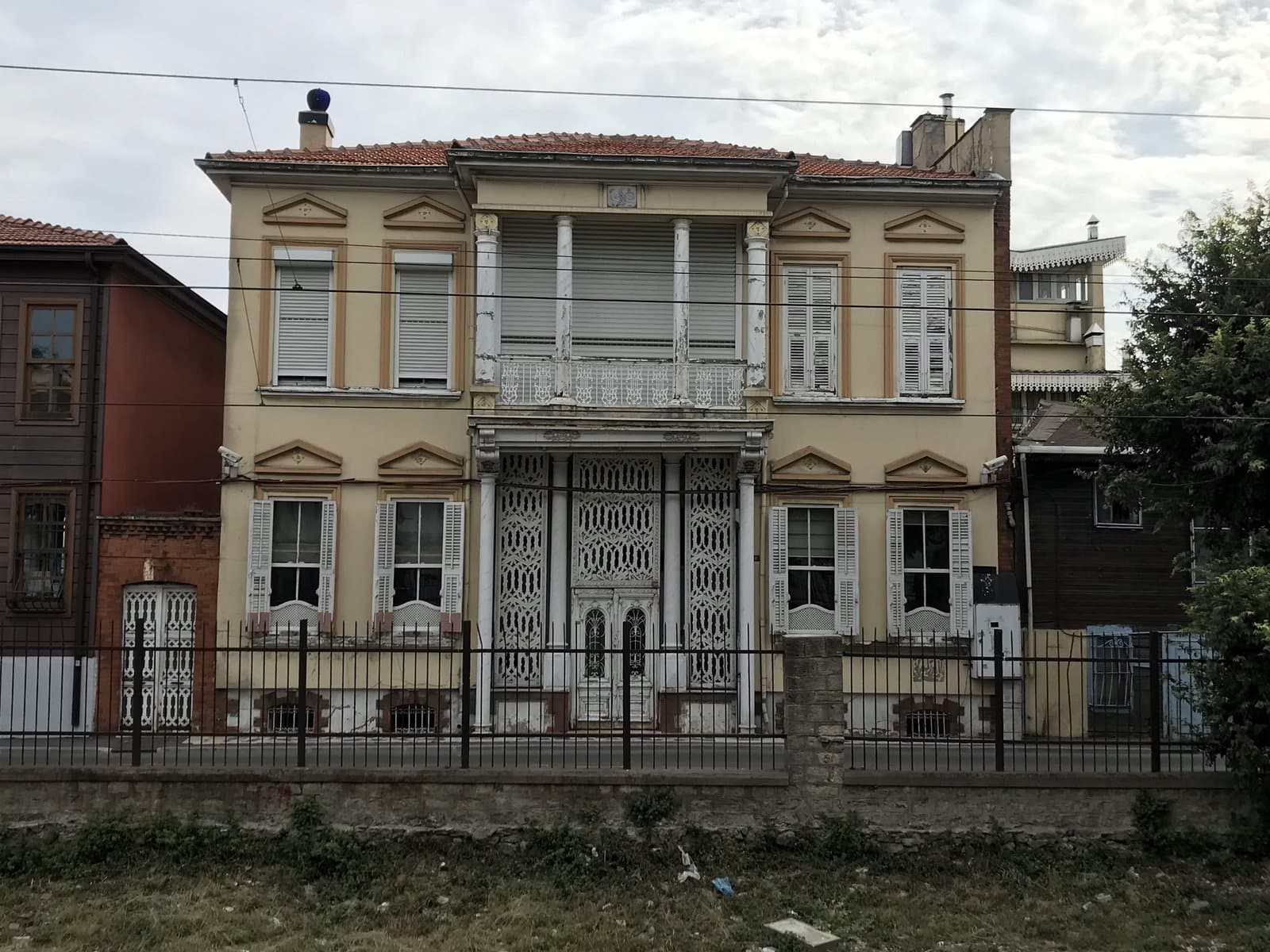 Köşk — Cerrahpaşa, Sahil Sokak, 2