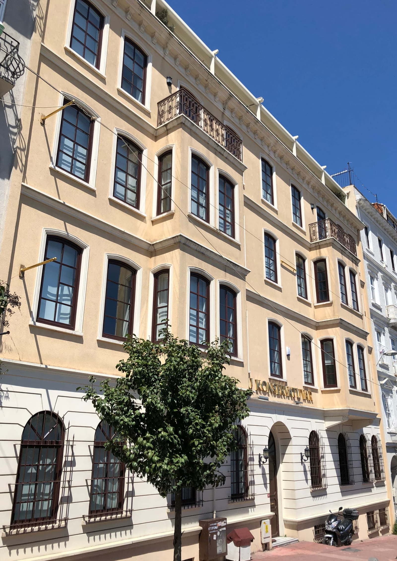 Sabah Apartmanı, Müeyyetzade