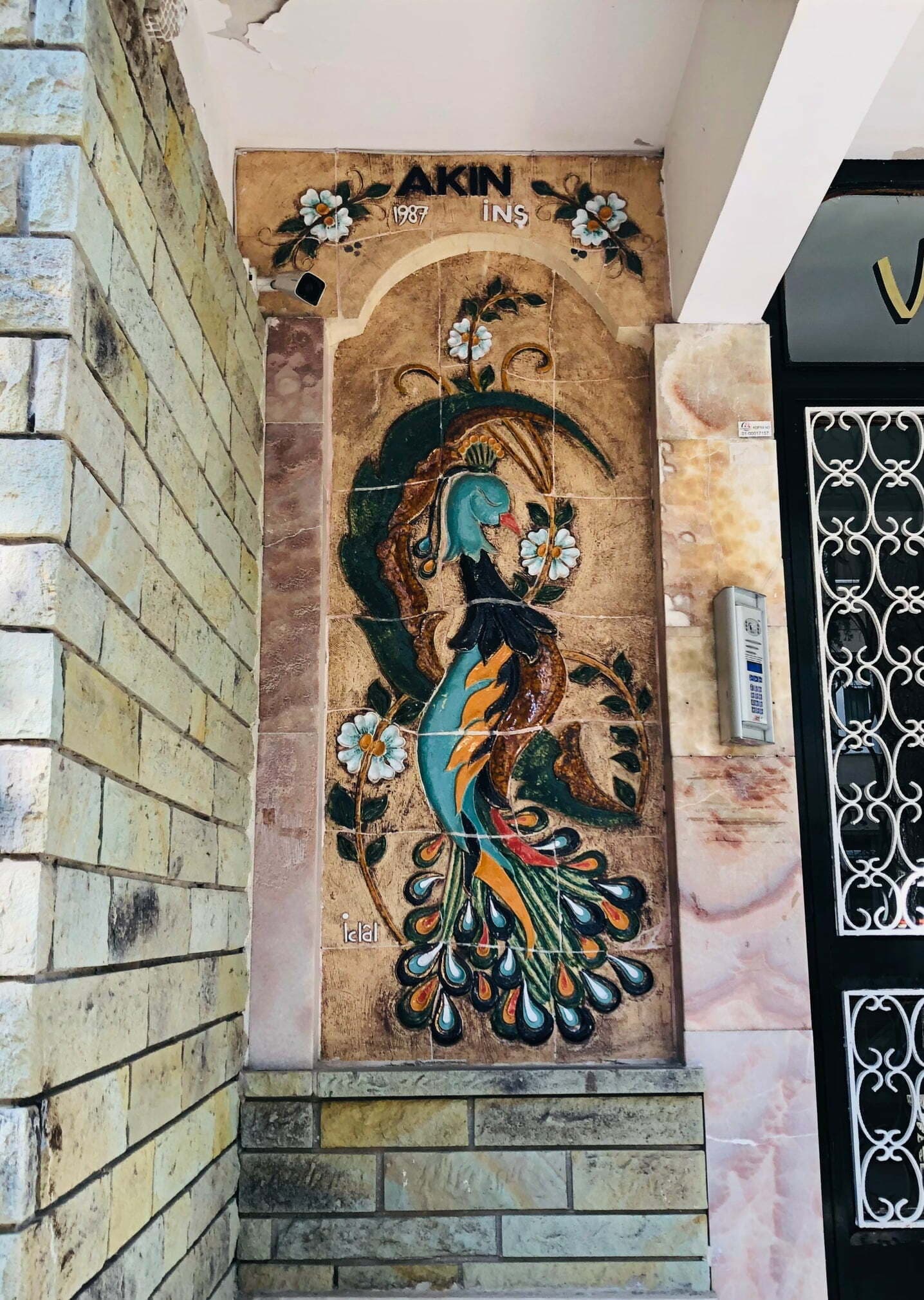Vehbi Aytan Apartmanı Seramik Panosu