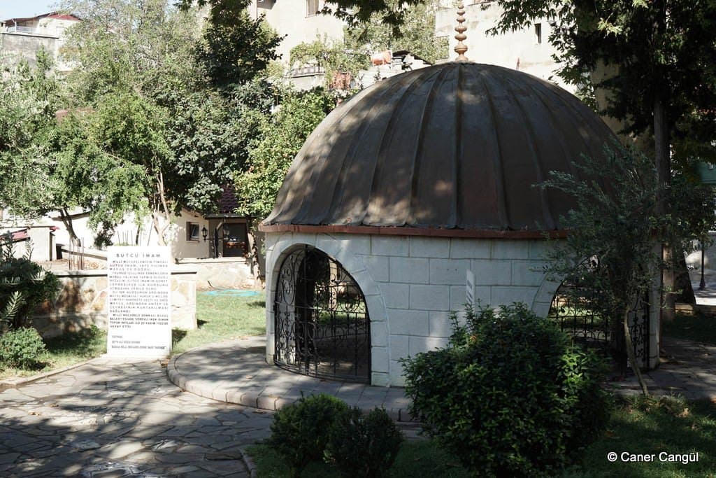 Sütçü İmam Türbesi