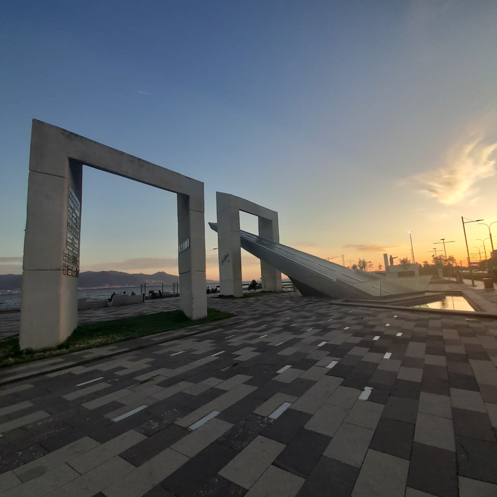 İnsan Hakları Anıtı, Karşıyaka