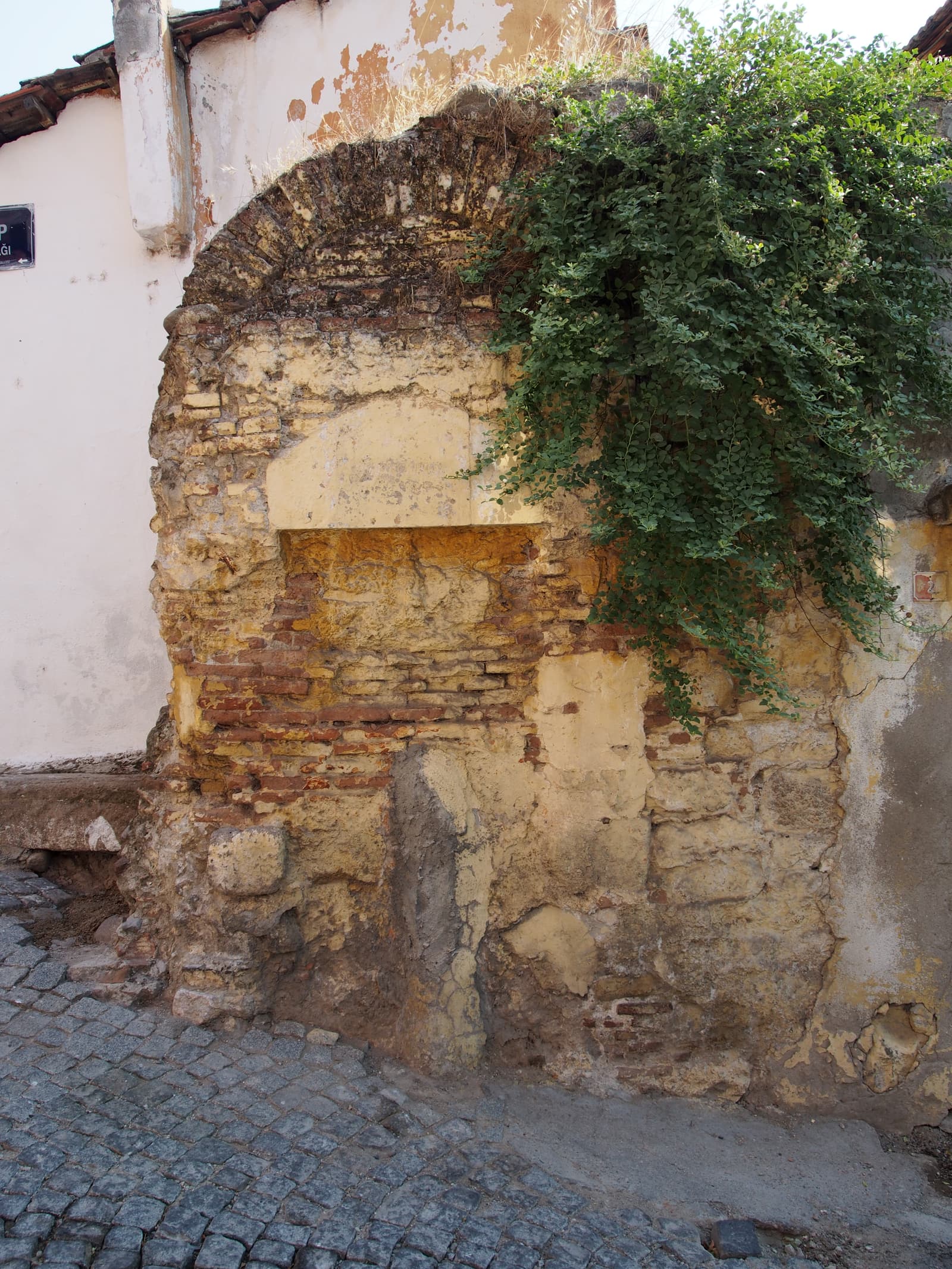 Alp Sokak Çeşmesi